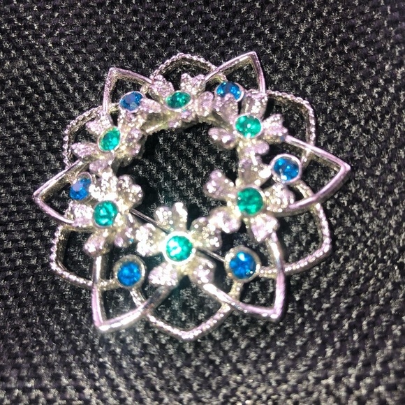Sarah Coventry silver brooch with cobalt blue and emerald green gems. - Picture 2 of 5